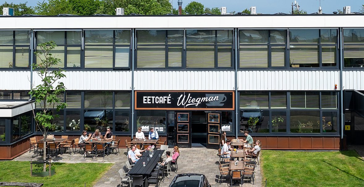 de gevel van Eetcafé Wiegman met het terras ervoor, op bedrijventerrein De Zwette in Leeuwarden