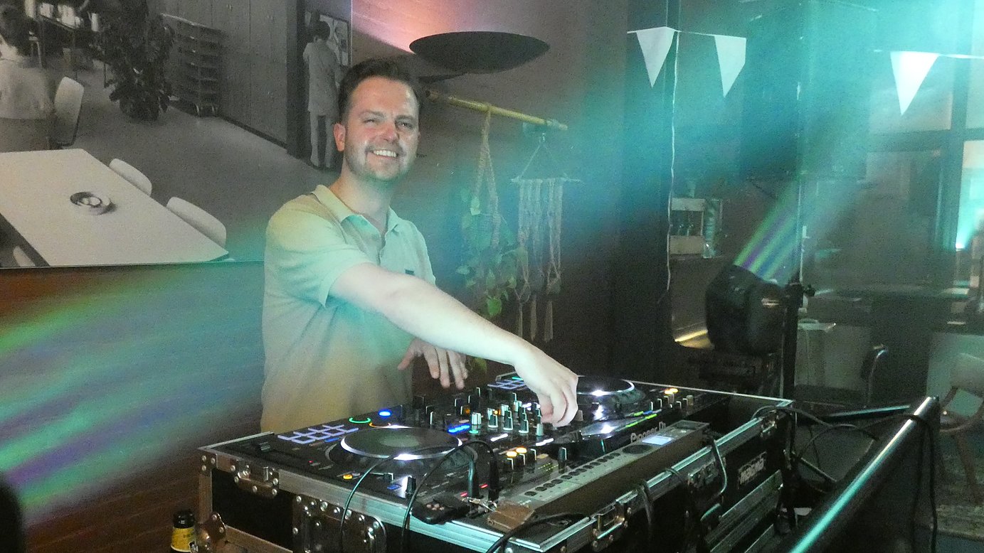 een dj achter de draaitafels tijdens een feestavond in Eetcafé Wiegman
