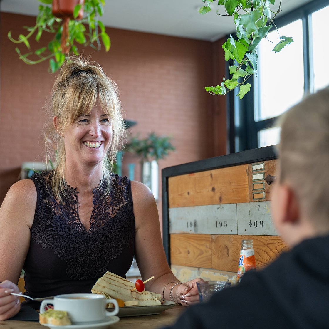 een kop huisgemaakte soep met een tosti erbij in Eetcafé Wiegman