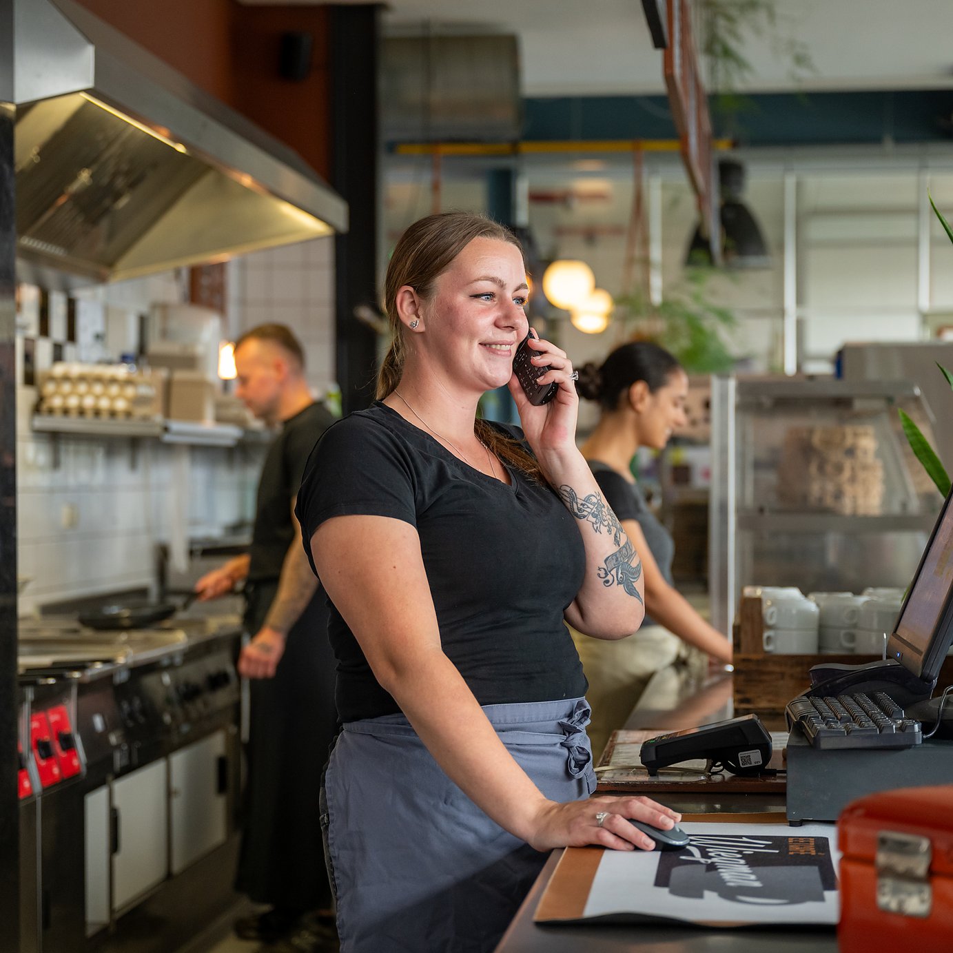 een lunchbestelling wordt telefonisch aangenomen bij Eetcafé Wiegman