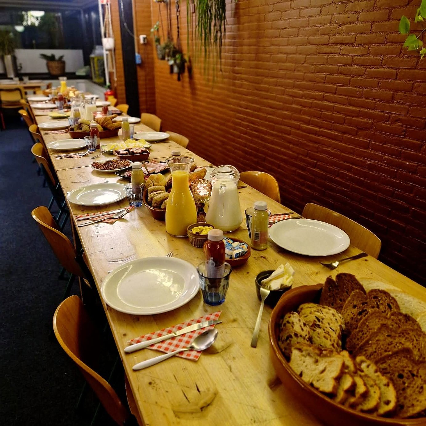 een lange tafel gedekt voor een zakelijk ontbijt bij Eetcafé Wiegman