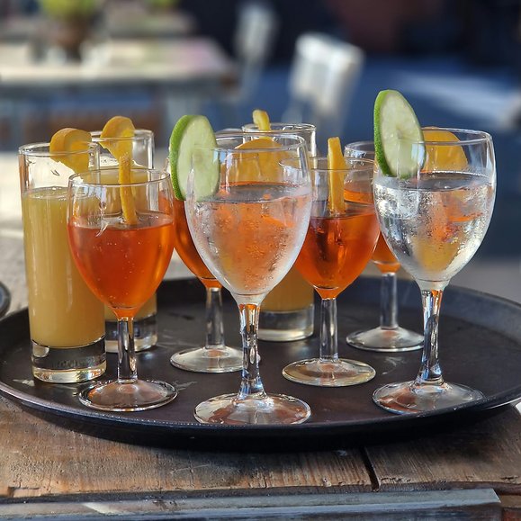 een dienblad met frisse drankjes, afgemaakt met limoen en sinaasappel