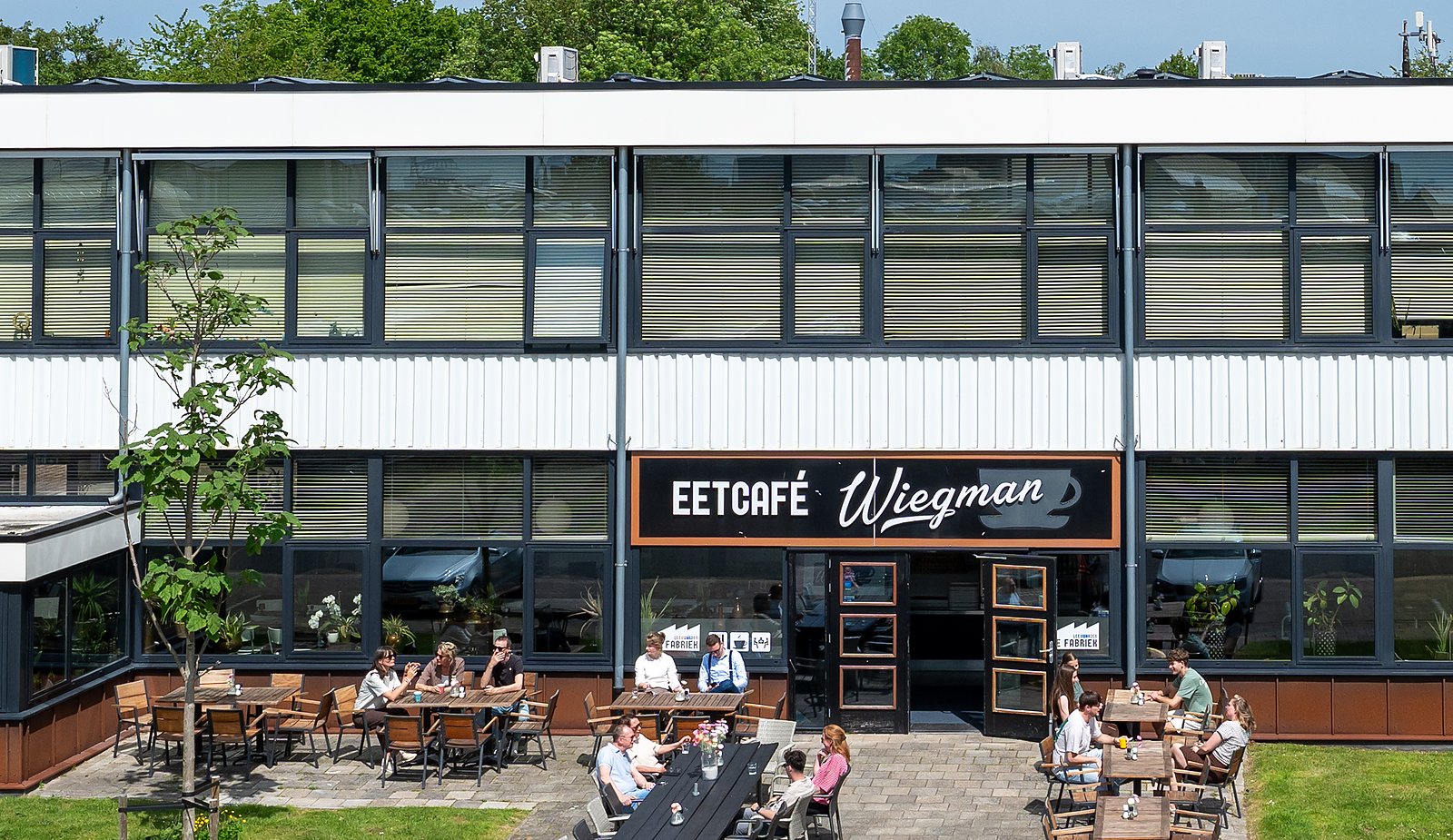 het pand van Eetcafé Wiegman aan de James Wattstraat 4 in Leeuwarden