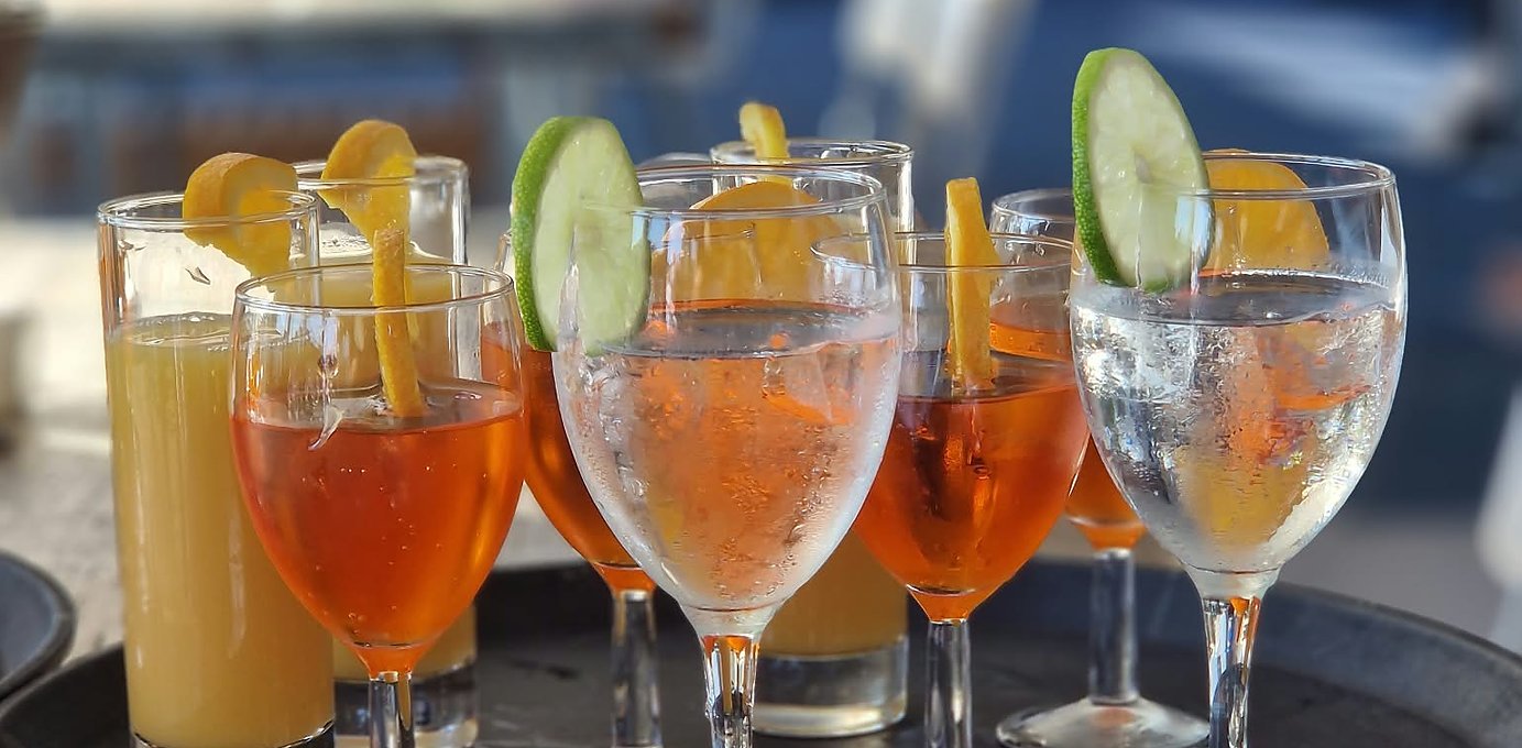 een dienblad met frisse drankjes, afgemaakt met limoen en sinaasappel