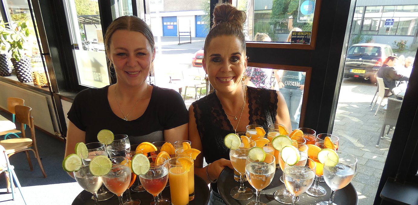 twee medewerkers van Eetcafé Wiegman met dienbladen vol drankjes