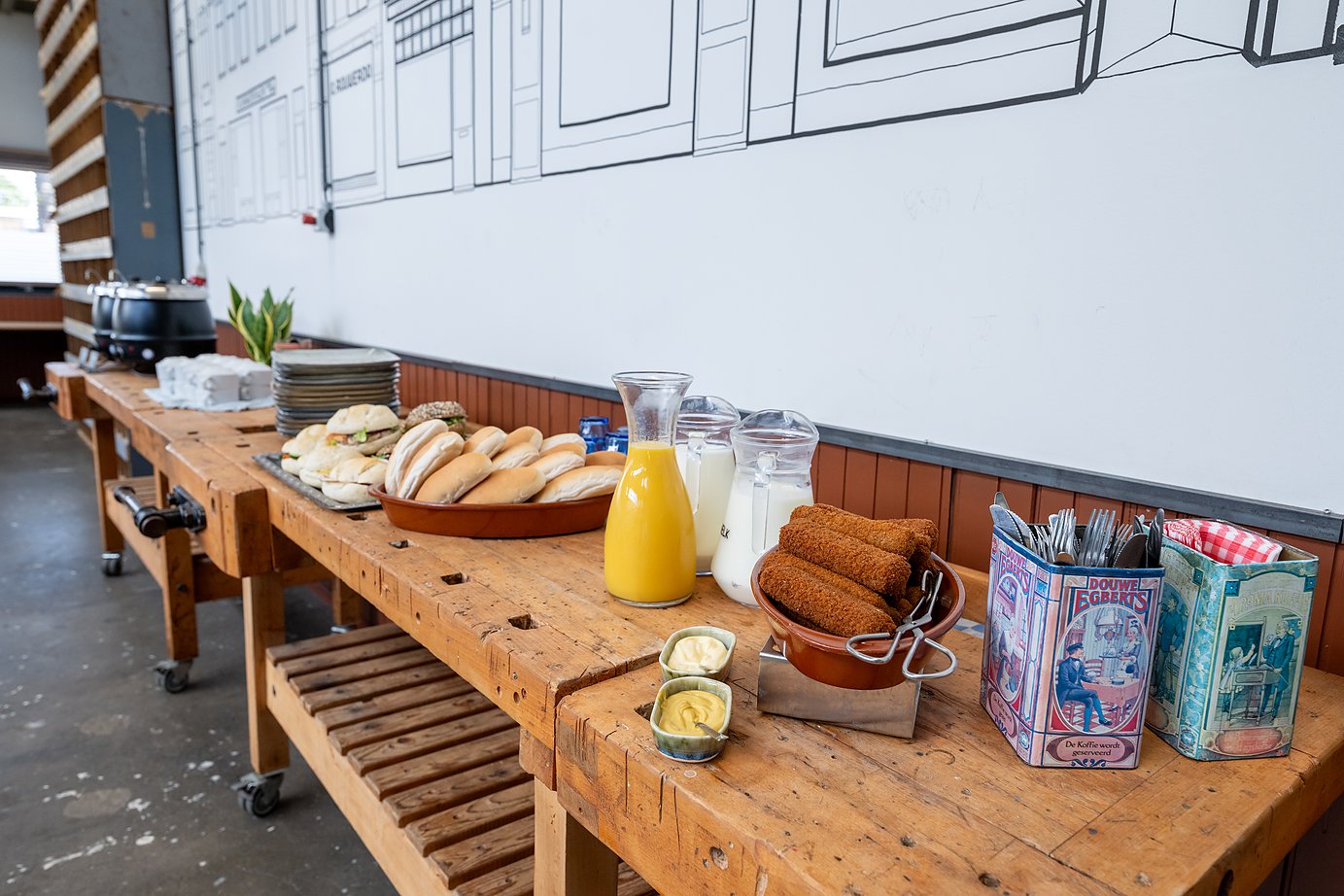 belegde broodjes, kroketten en jus klaargezet voor een lunch op locatie