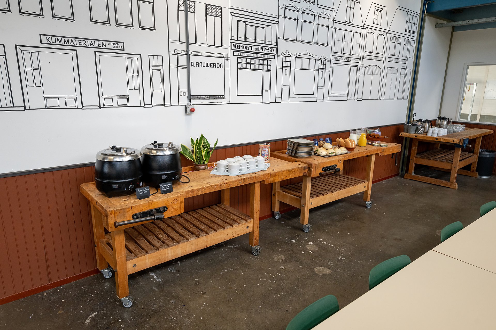 een lunchbuffet klaargezet in een van de vergaderzalen