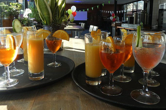 dienbladen vol drankjes klaar voor een feest in Eetcafé Wiegman